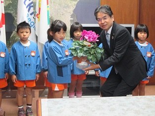園児から市長へ花を贈呈する様子