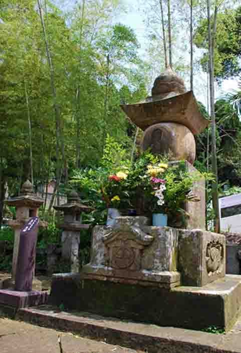 篤姫の父忠剛の墓の写真