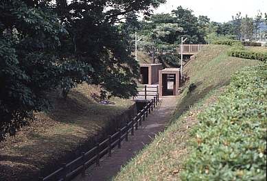 橋牟礼川両岸にある地層展示の写真