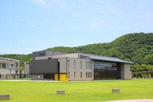 指宿市民会館 外観 南西面.jpgのサムネイル画像