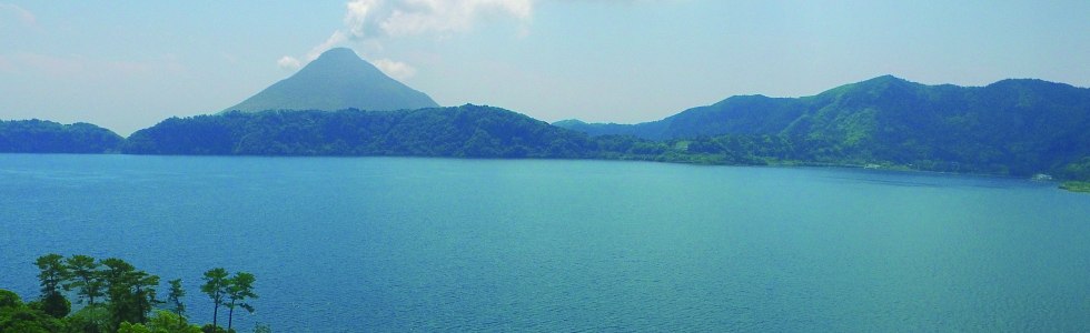 九州最大の湖「池田湖」と日本百名山「開聞岳」(レイクグリーンパークからの眺望)