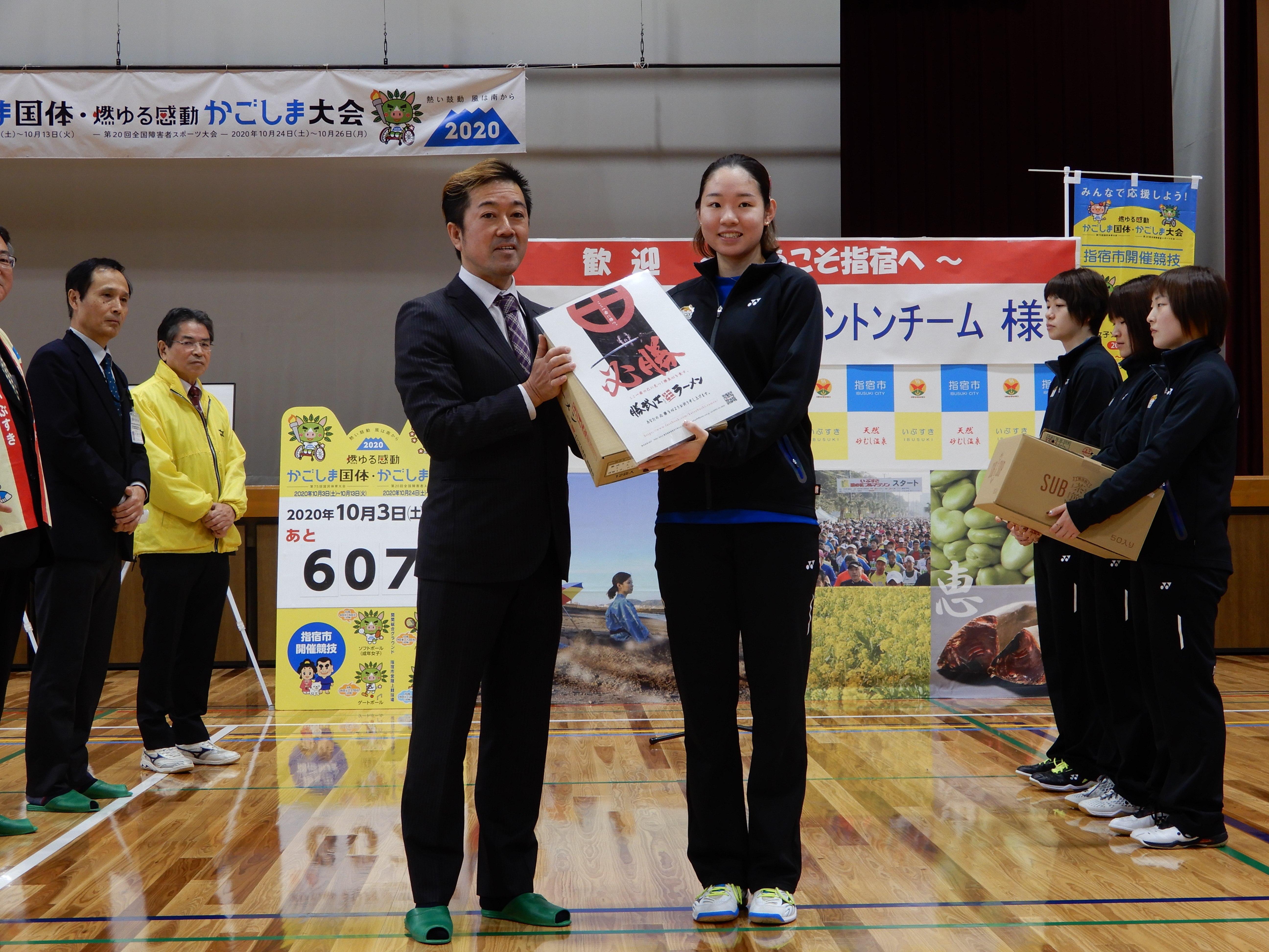 荒木 茜羽 選手へかつおぶしラーメン実行委員会から勝武士ラーメンの贈呈の様子