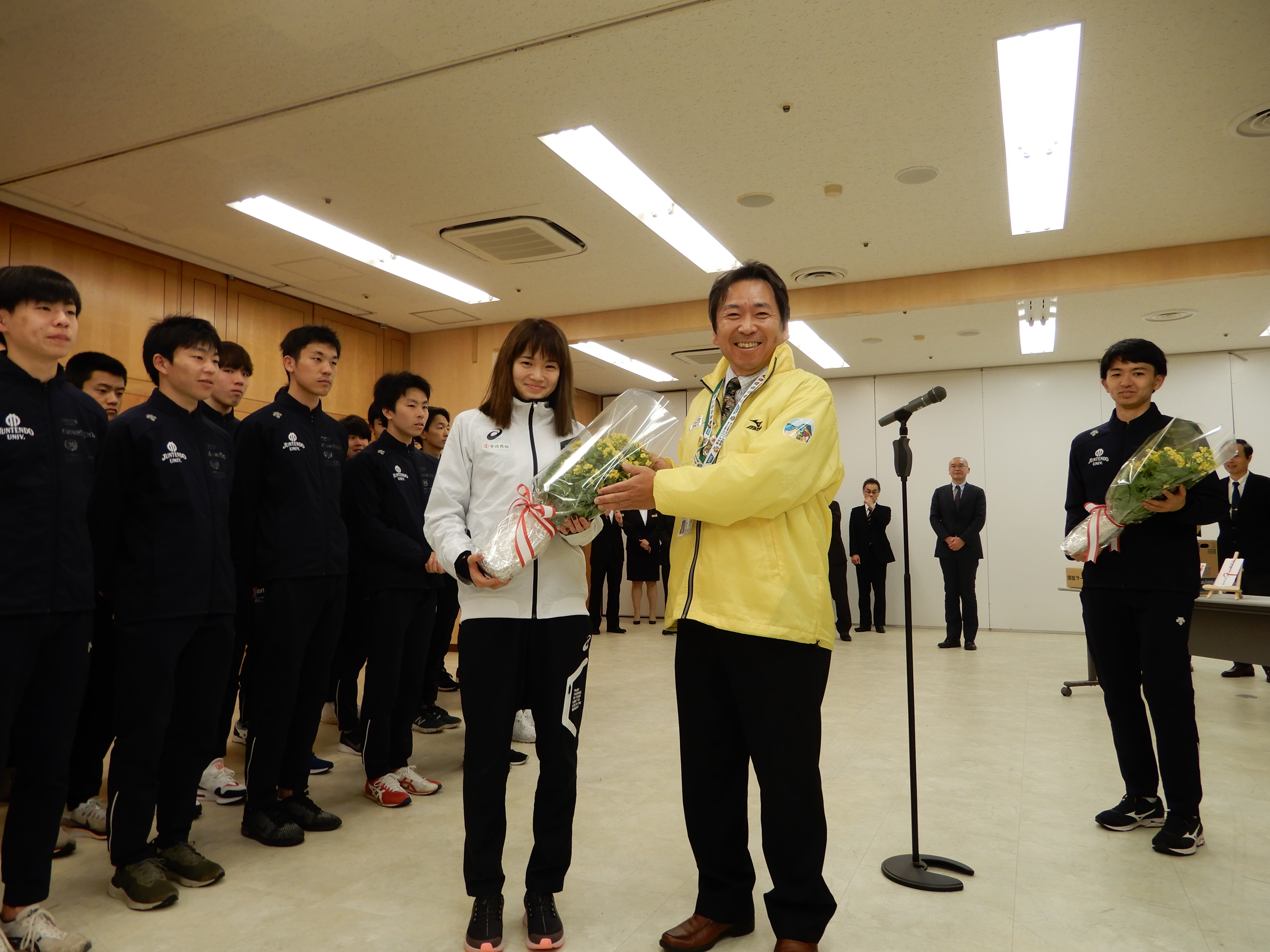 今治造船株式会社陸上競技部 岩川 侑樹 選手へ 指宿市から花束贈呈の様子