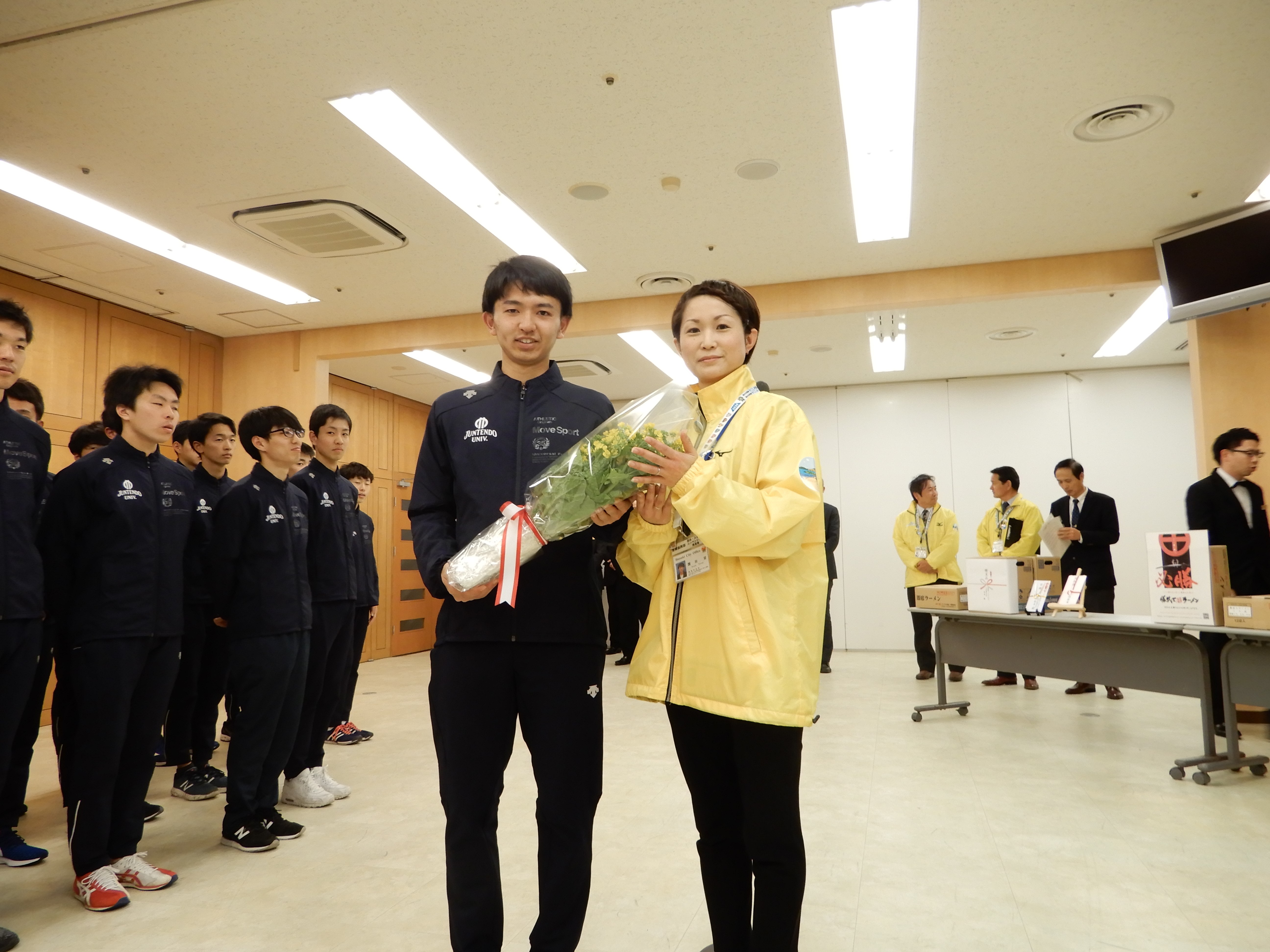 順天堂大学陸上競技部 副キャプテン 難波 晧平 選手へ 指宿市から花束贈呈の様子