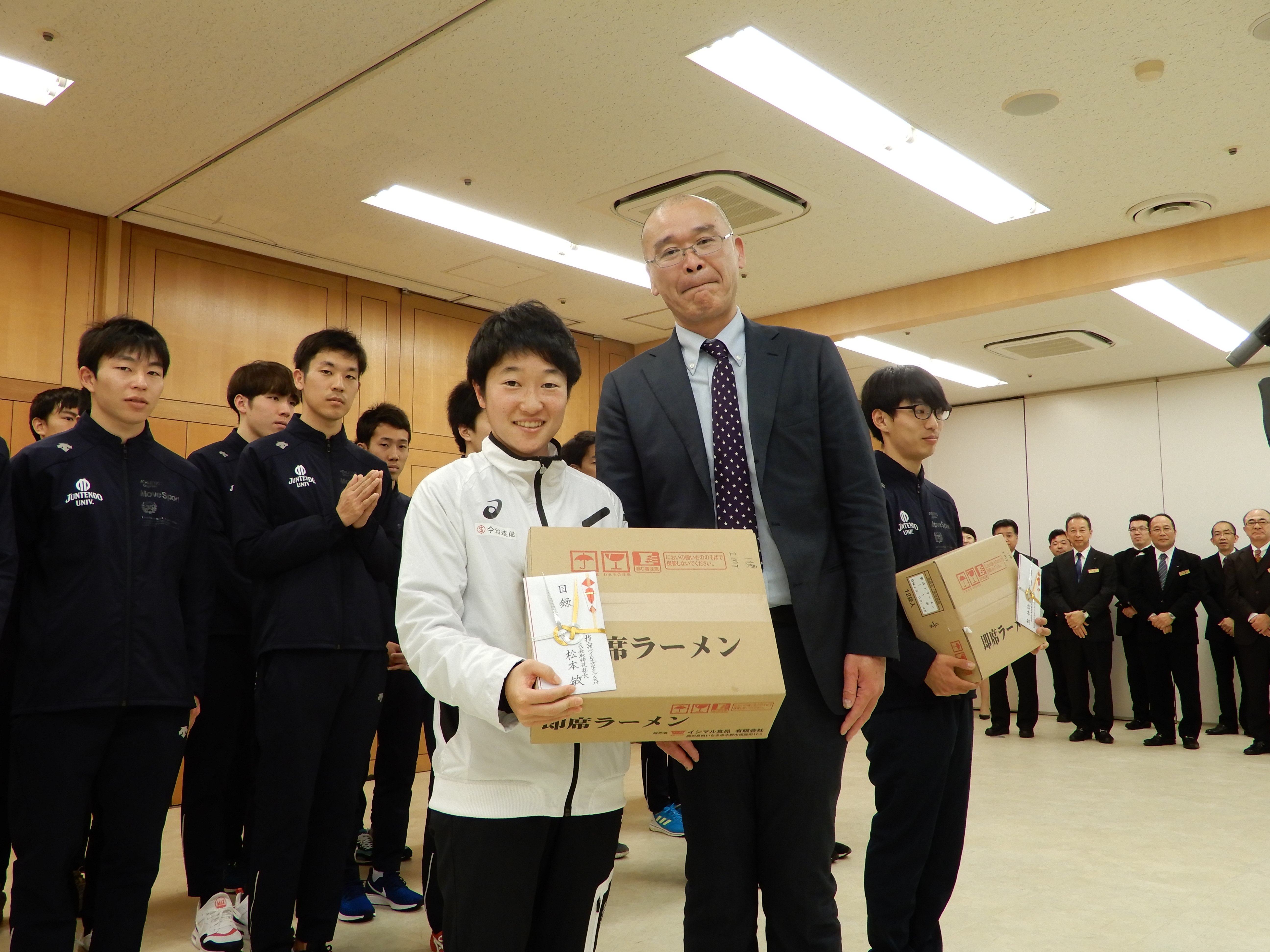 今治造船株式会社陸上競技部 大谷 くみこ 選手へスポーツ飲料、勝武士ラーメン贈呈の様子