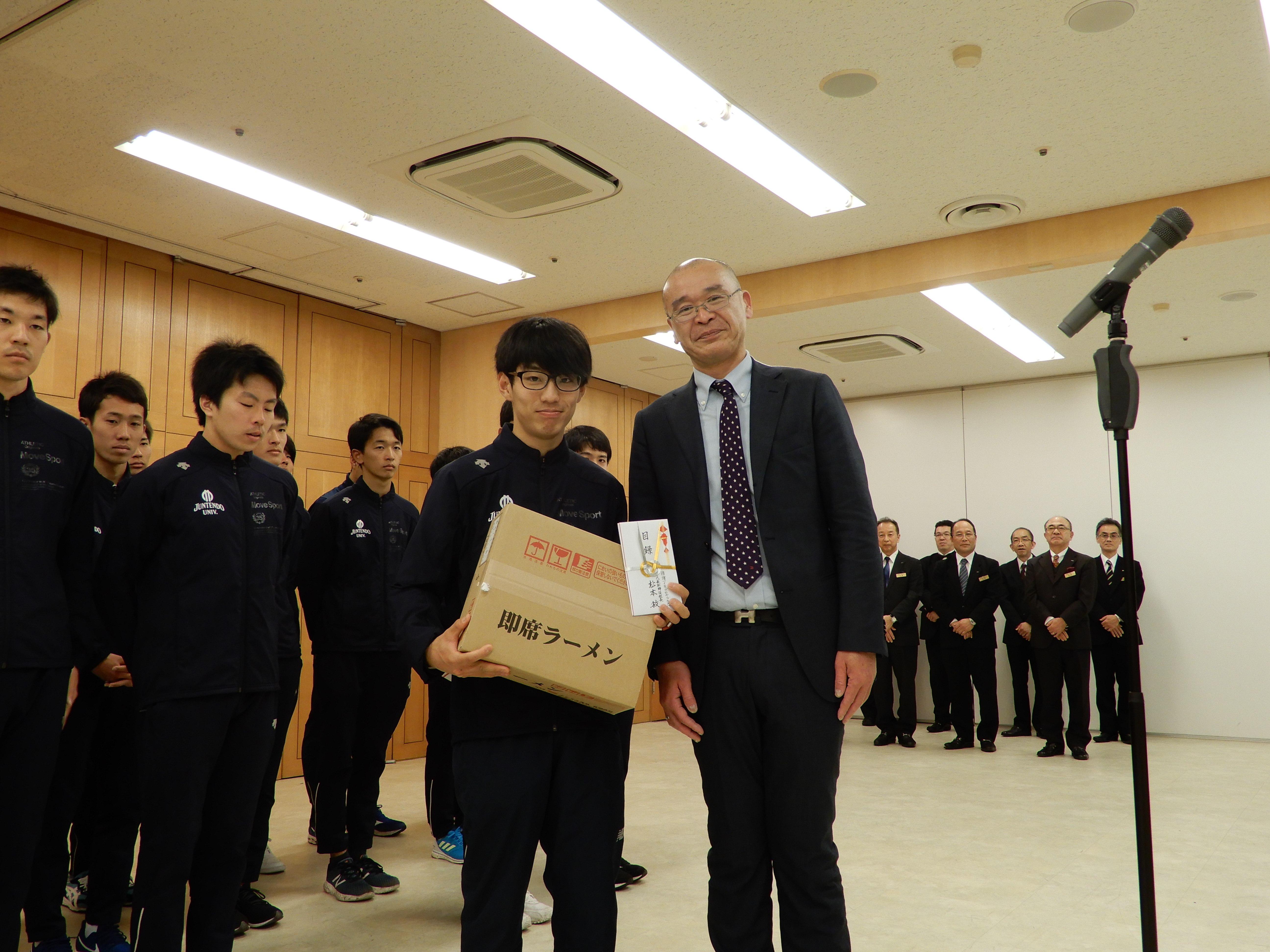 順天堂大学陸上競技部 橋本 龍一 選手へ 指宿ベイヒルズ HOTEL&SPAからスポーツ飲料