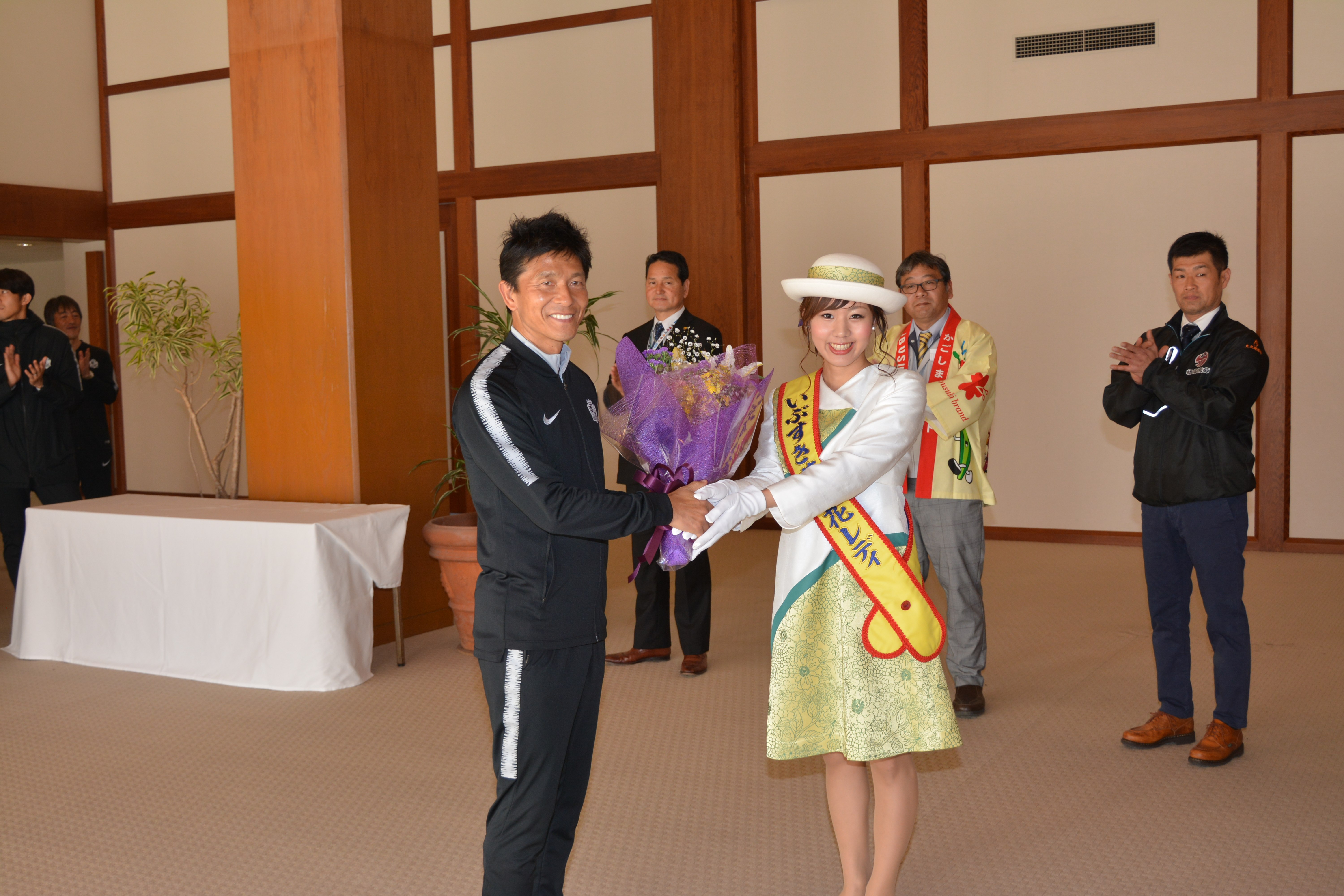 城福 浩 監督へ いぶすき菜の花レディから花束贈呈の様子