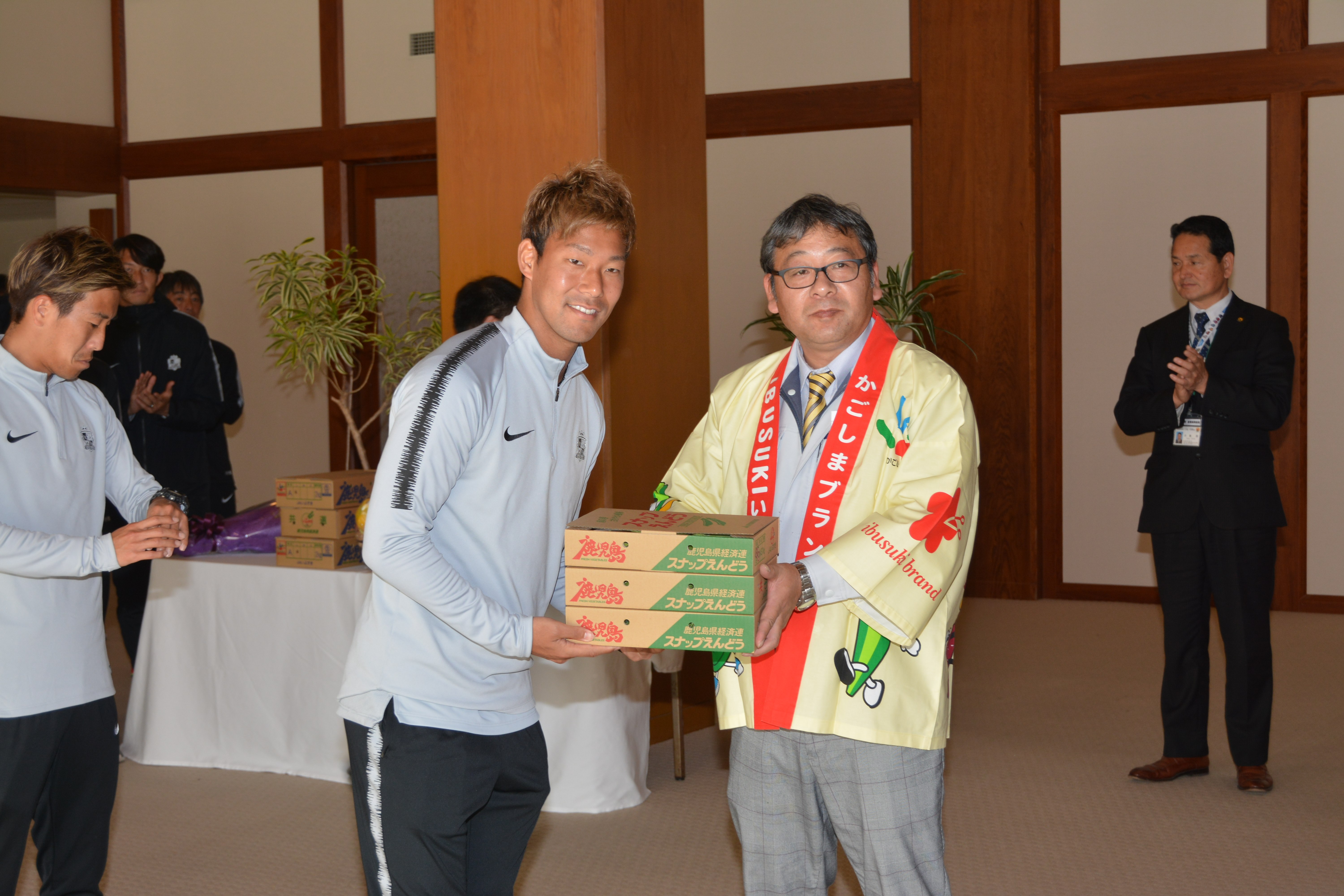 野津田 岳人 選手へ いぶすき農業協同組合からそらまめ 6Kg スナップえんどう 3Kgの贈呈の様子