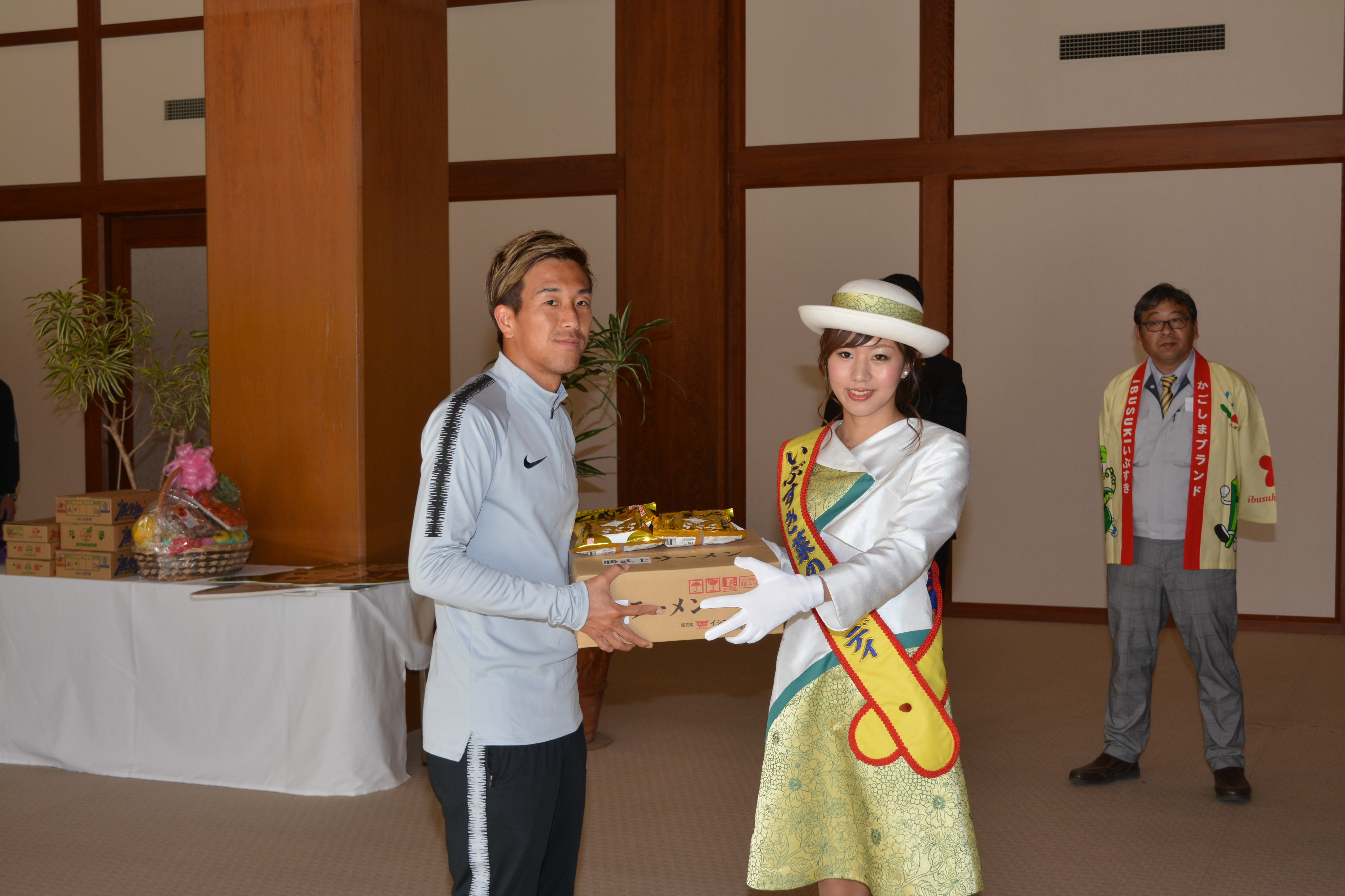 柏 好文 選手へ かつおぶしラーメン実行委員会から勝武士ラーメンの贈呈の様子