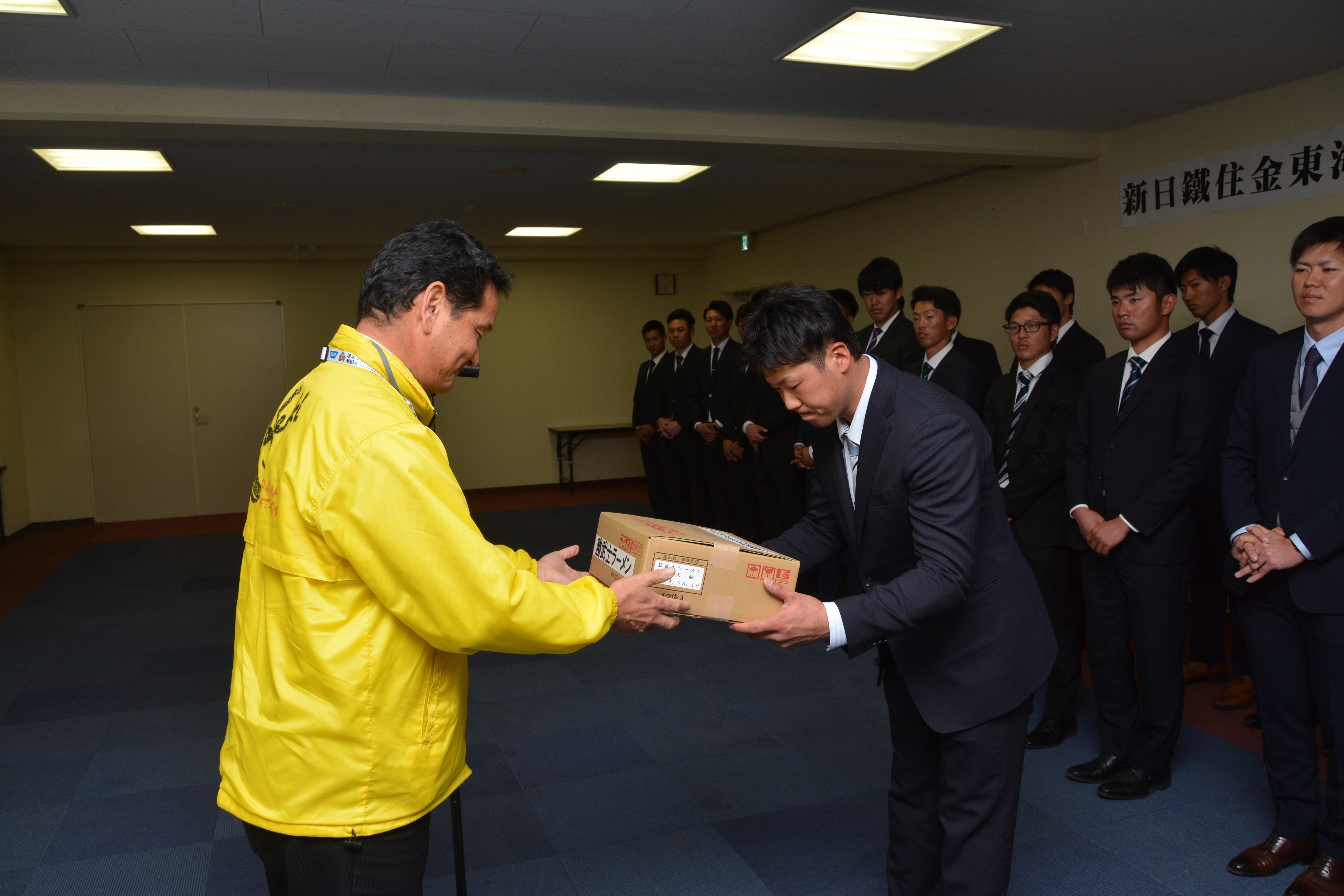 稲葉 章人 選手へかつおぶしラーメン実行委員会から勝武士ラーメンの贈呈の様子