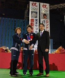 女子サッカーなでしこジャパン福元美穂選手 銀メダルを胸に凱旋 市長公室