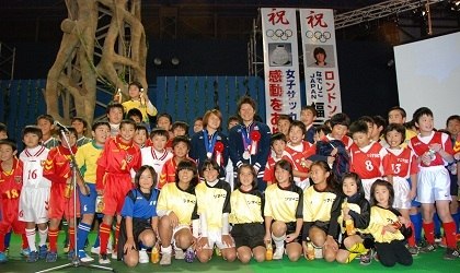 女子サッカーなでしこジャパン福元美穂選手 銀メダルを胸に凱旋 市長公室