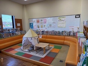 図書館絵本コーナー(指宿)