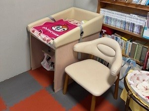 図書館おむつ交換台など